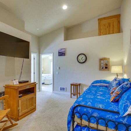 Quiet Waterfront Escape With Hot Tub And Beach Access! Голд-Бич Экстерьер фото