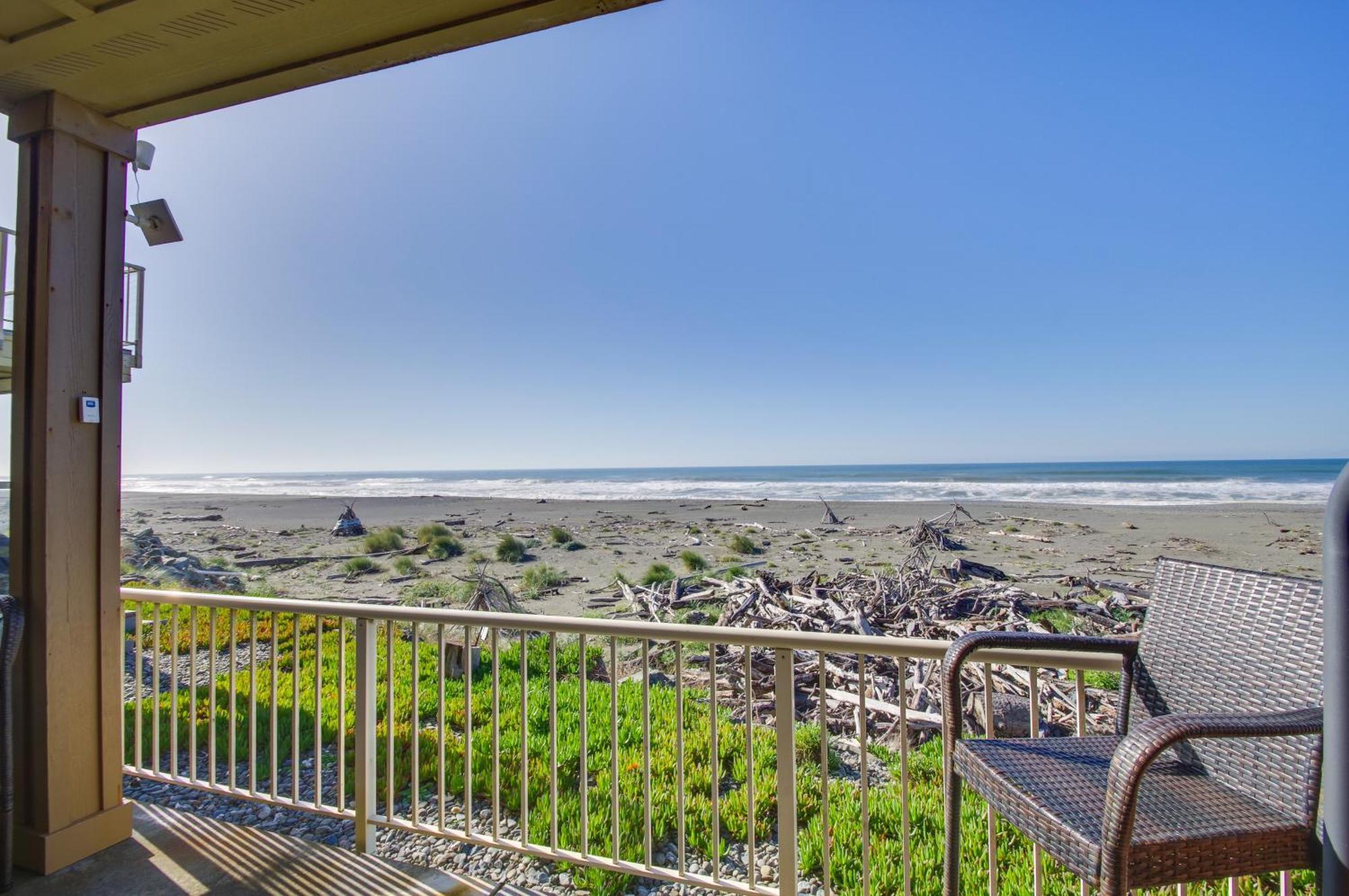 Quiet Waterfront Escape With Hot Tub And Beach Access! Голд-Бич Экстерьер фото