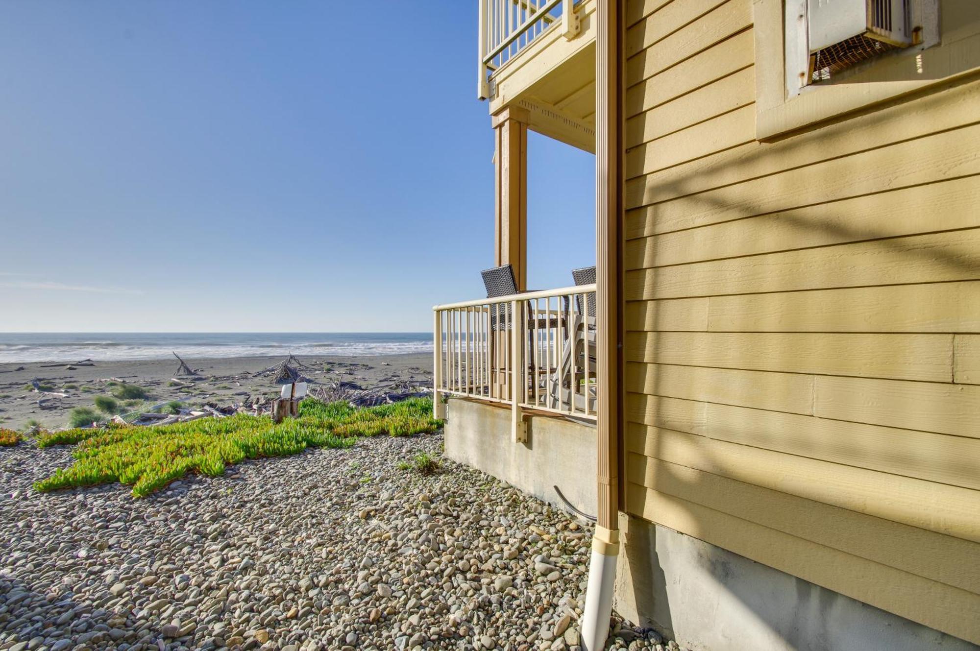 Quiet Waterfront Escape With Hot Tub And Beach Access! Голд-Бич Экстерьер фото