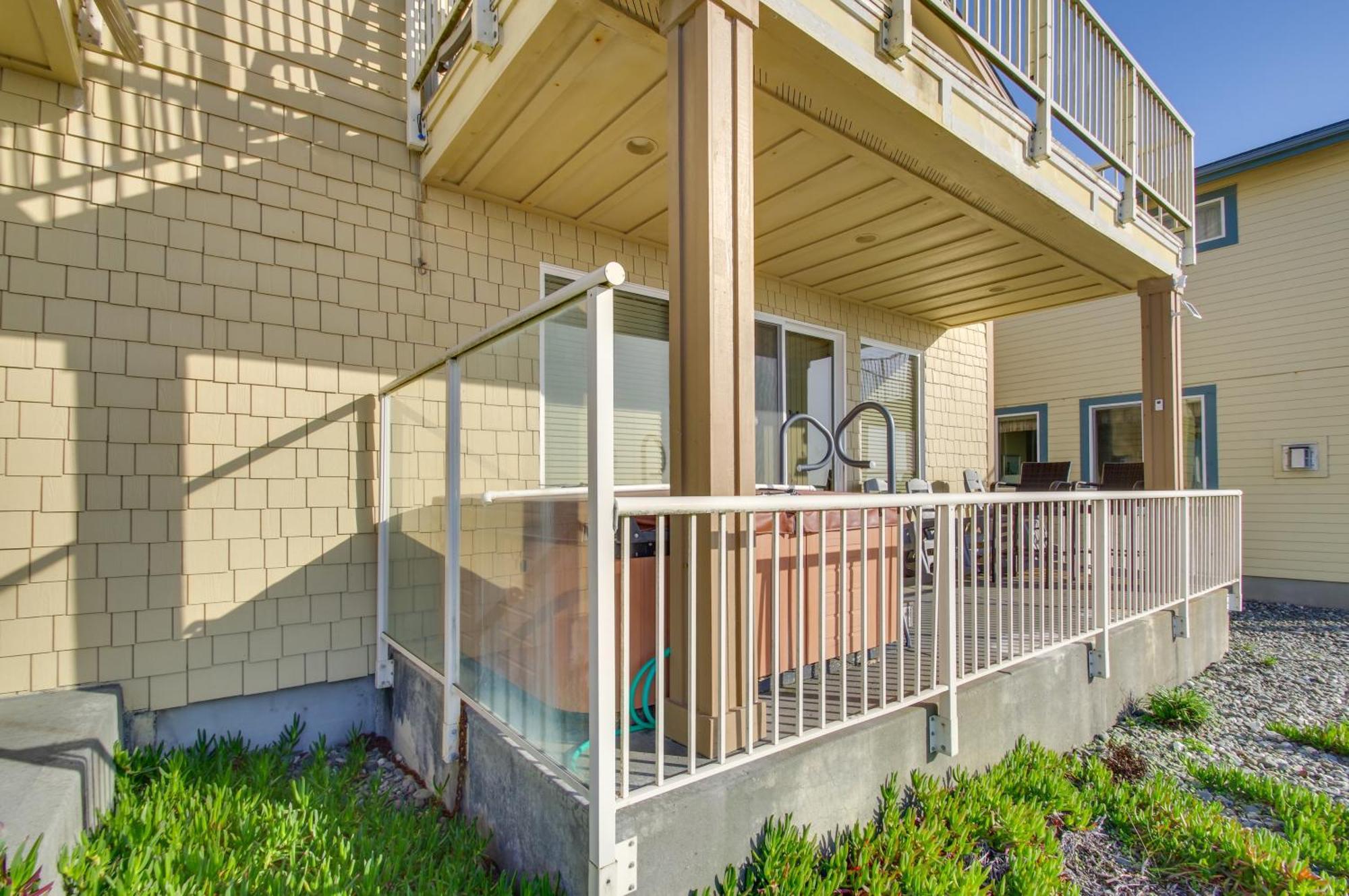 Quiet Waterfront Escape With Hot Tub And Beach Access! Голд-Бич Экстерьер фото