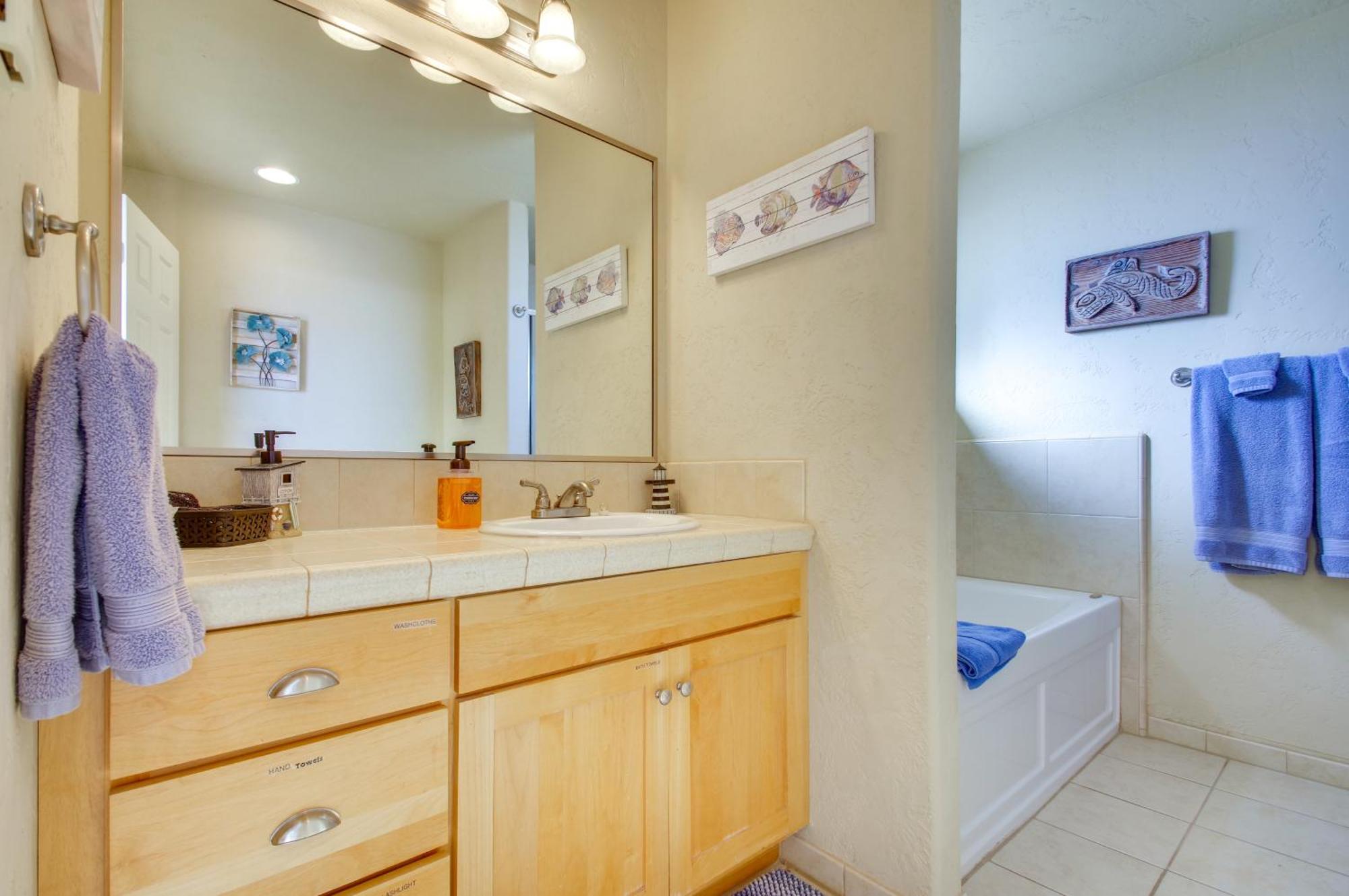 Quiet Waterfront Escape With Hot Tub And Beach Access! Голд-Бич Экстерьер фото