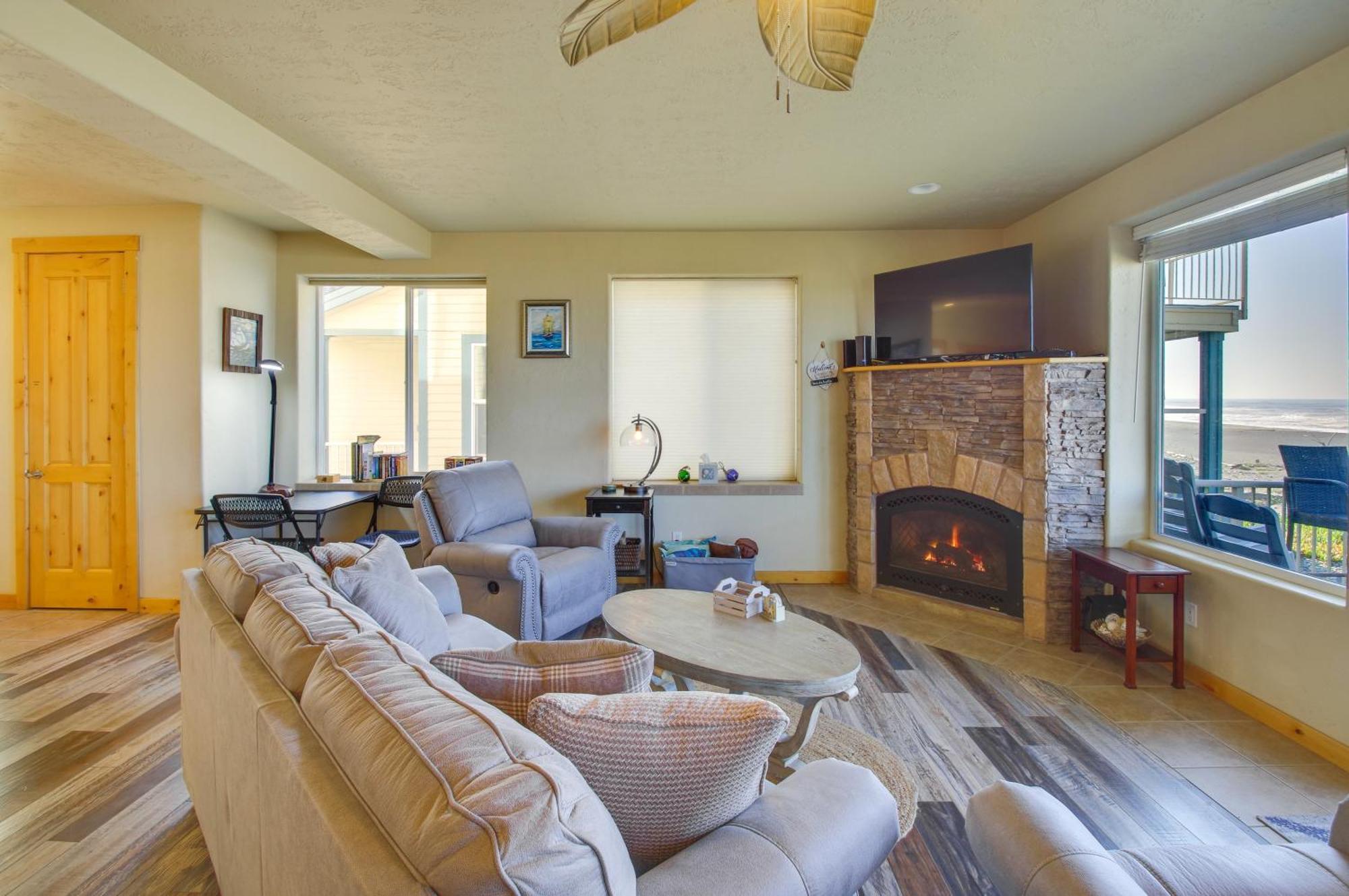 Quiet Waterfront Escape With Hot Tub And Beach Access! Голд-Бич Экстерьер фото