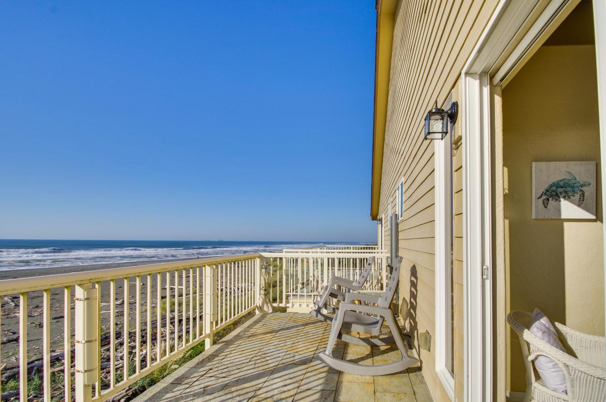 Quiet Waterfront Escape With Hot Tub And Beach Access! Голд-Бич Экстерьер фото